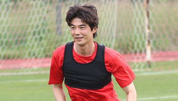 "힘들 때 손 잡아준 감독님”...포항과 재계약한 기성용의 진심