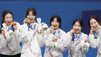 심석희 밀고 최민정 달렸다... 갈등 풀고 원팀으로 이뤄낸 '金'