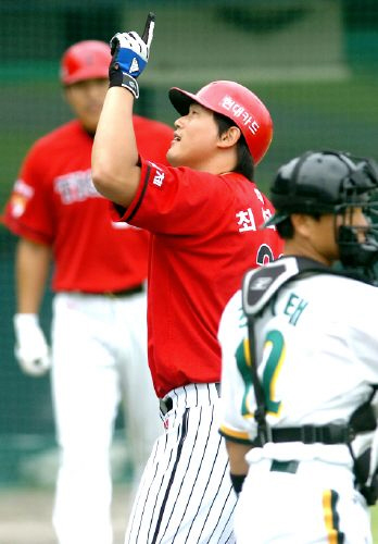 '빅 초이' 한국 무대 첫 홈런포...결승타점까지 수확