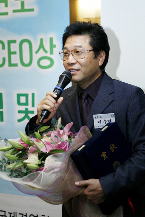 SM 이수만 회장, 글로벌 프론티어상 수상..."대중문화 사업의 리더가 목표"