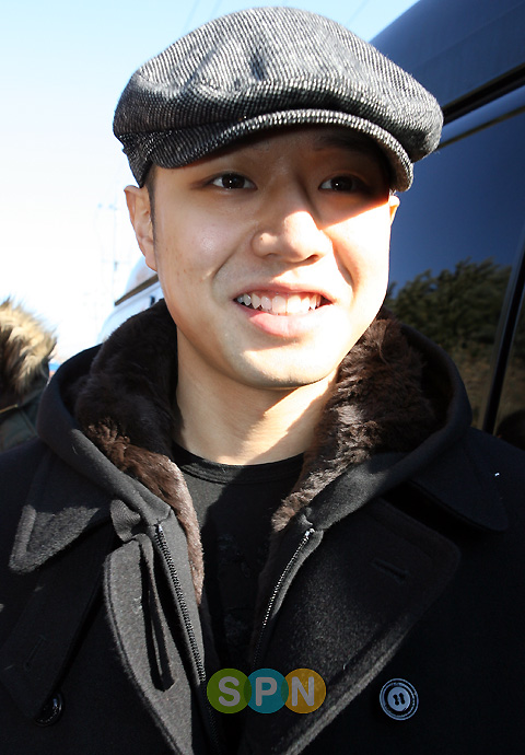 [SPN 포토]밝은 미소로 입소대 향하는 천정명                                                                                                                                                              