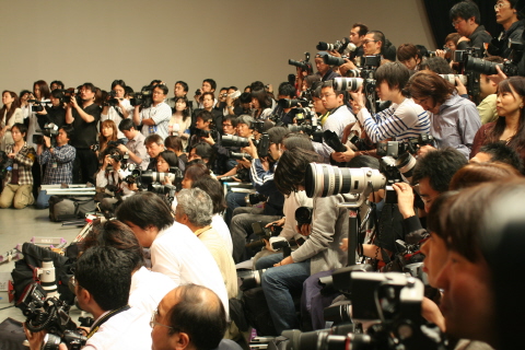 배용준, 오사카 이어 도쿄도 녹였다...'日 언론 폭발적 관심'
