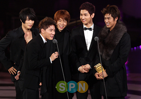 동방신기, MKMF 해외시청자상 수상..."세계로 나아가는 그룹 되겠다"