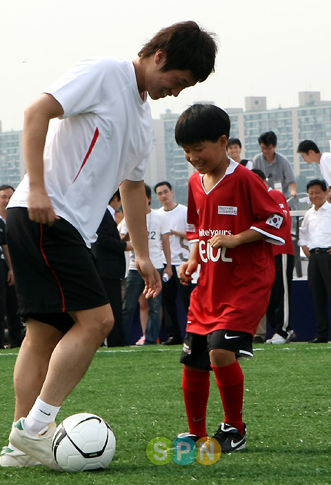 '월드스타' 비·박지성 조우…'축구 코치 대결은 무산'