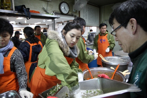 '혼' 임주은, 무의탁 노인 자원봉사 '밥퍼'