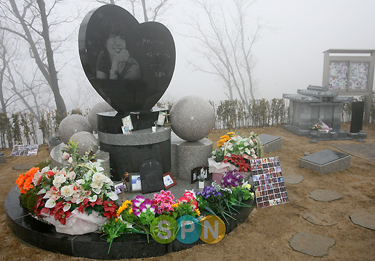 `사망 100일` 최진영, 오늘(6일) 정식묘에 재안장