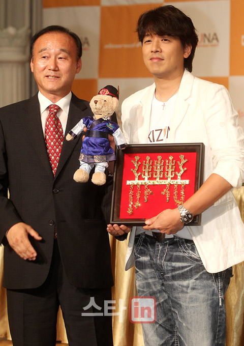 `프린스` 류시원 `전통 왕관 선물 받았어요`                                                                                                                                                         