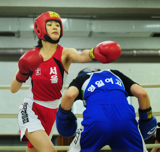 이시영 선수 바라보며 `주먹을 훅~`                                                                                                                                                                 