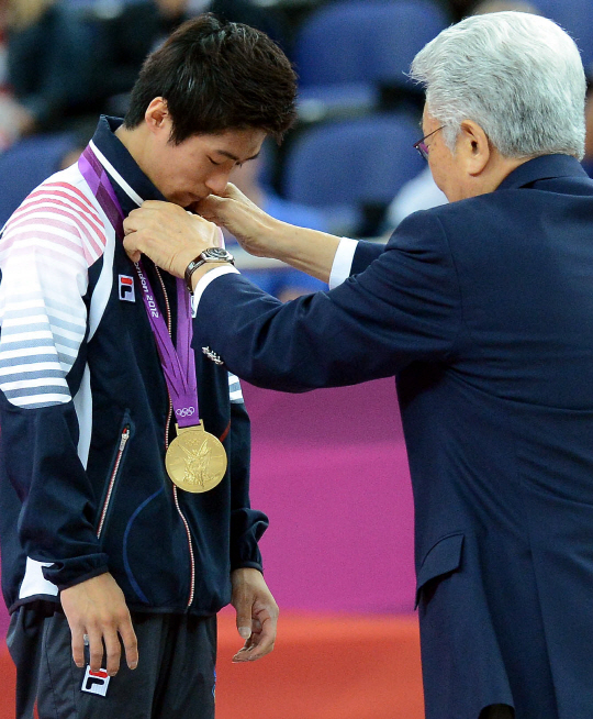 北 IOC위원 "양학선에 금메달 걸어줘 기뻐"