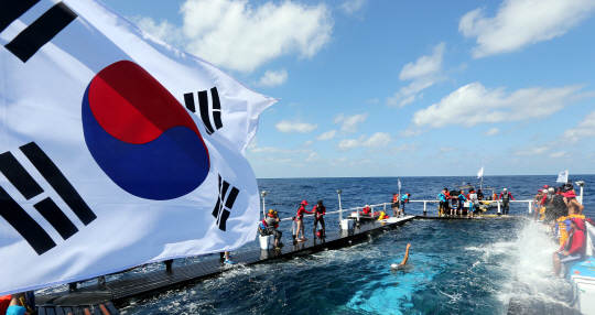  김장훈의 `독도 횡단 프로젝트` 태극기 휘날리며..                                                                                                                                                  