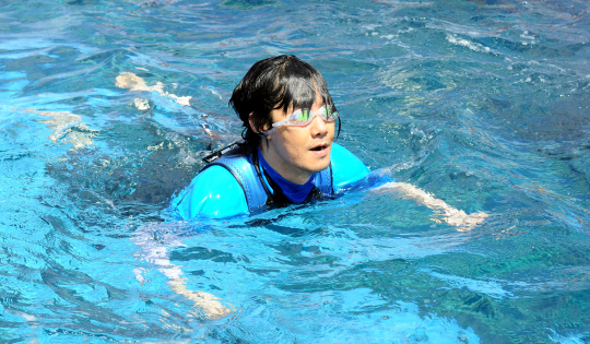  최선을 다해 수영하는 김장훈                                                                                                                                                                      