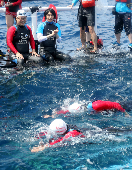  거센 물살 헤치며 `독도`로 향하는 대원들                                                                                                                                                          