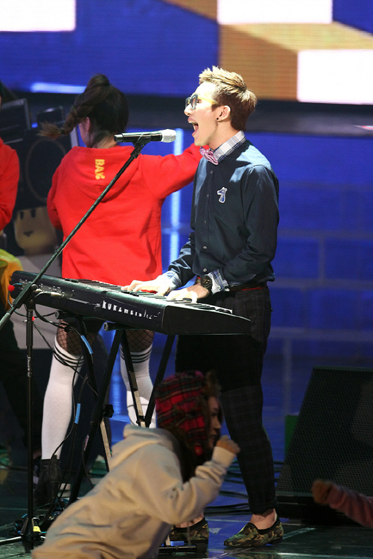 딕펑스 ''건반이 부숴져도 열창''                                                                                                                                               