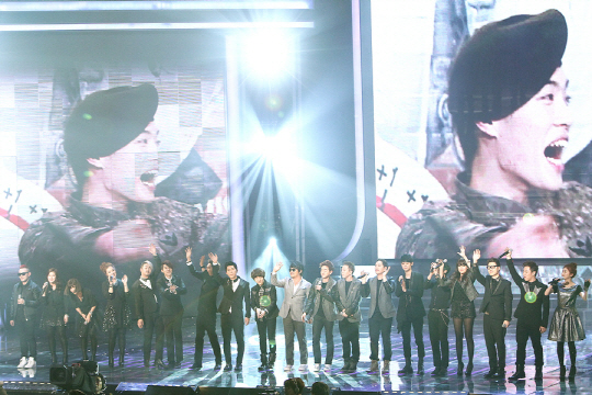 이승철 ''슈스케4''톱12와 합창 ''우리는 아마추어야''                                                                                                       