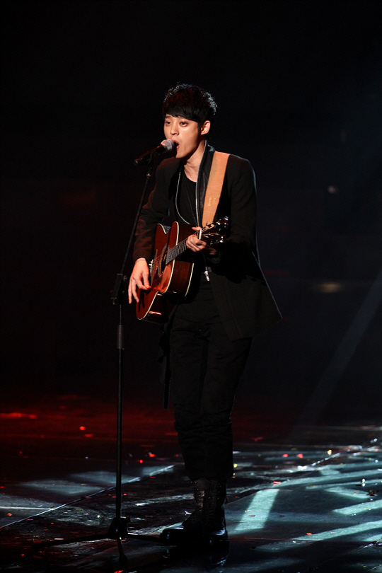 통기타 든 정준영 ''먼지가 되어~''                                                                                                                                             