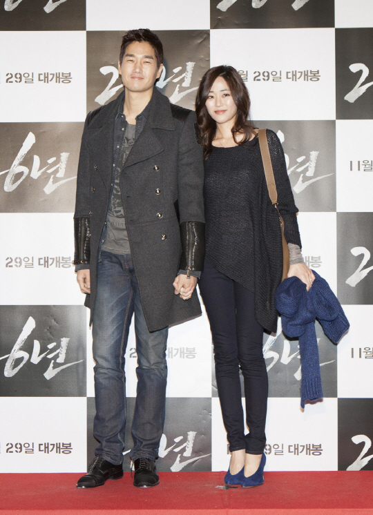 유지태-김효진, `두 손 꼭 잡고 극장 나들이`                                                                                                                                                        