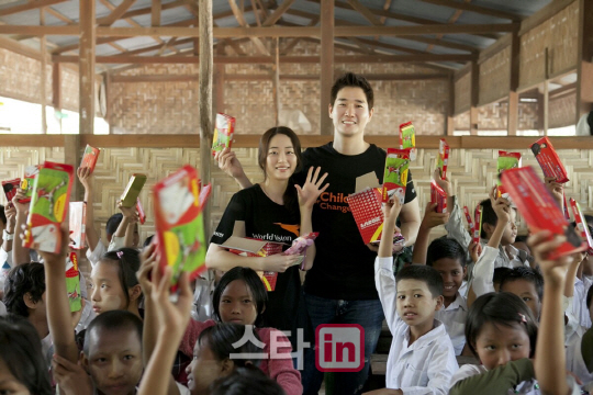 유지태·김효진, 결혼 1주년 맞아 미얀마 학교 방문..월드비전 홍보대사 자격                                                                                                                                