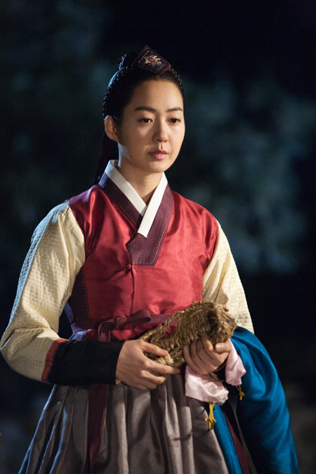 이요원, 광현이의 짚신을 품에 안고..                                                                                                                                                               