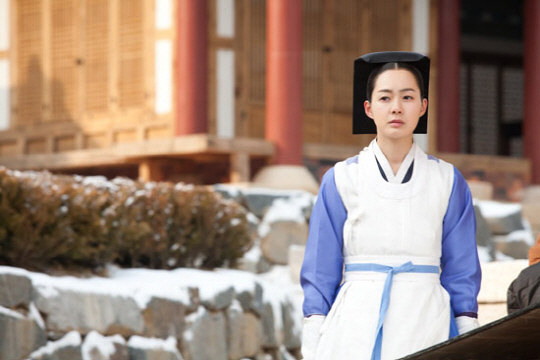 이요원, 의녀 강지녕의 진지한 모습                                                                                                                                                                 