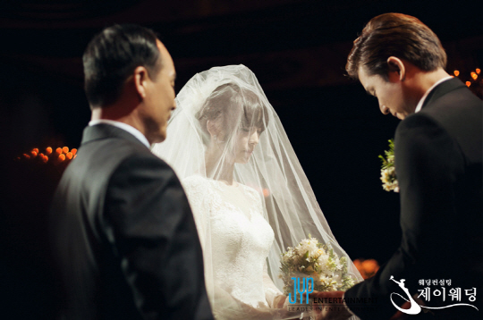 베일에 가려진 새 신부 선예                                                                                                                                                                        