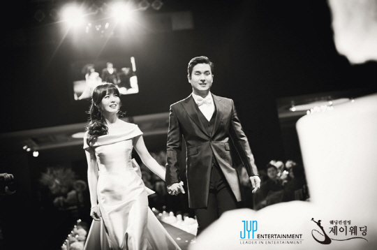 선예, 남편 손 꼭 잡고 웨딩마치 ''난 행복해''                                                                                                                                  