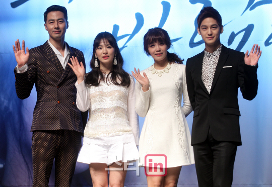 조인성-송혜교-정은지-김범 `한 자리 모인 선남선녀들`                                                                                                                                               