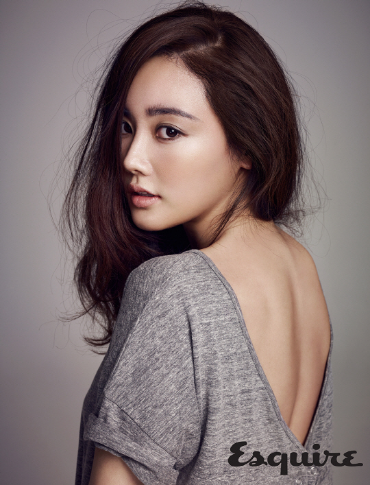 황우슬혜 ''아름다운 등라인''                                                                                                                                                  