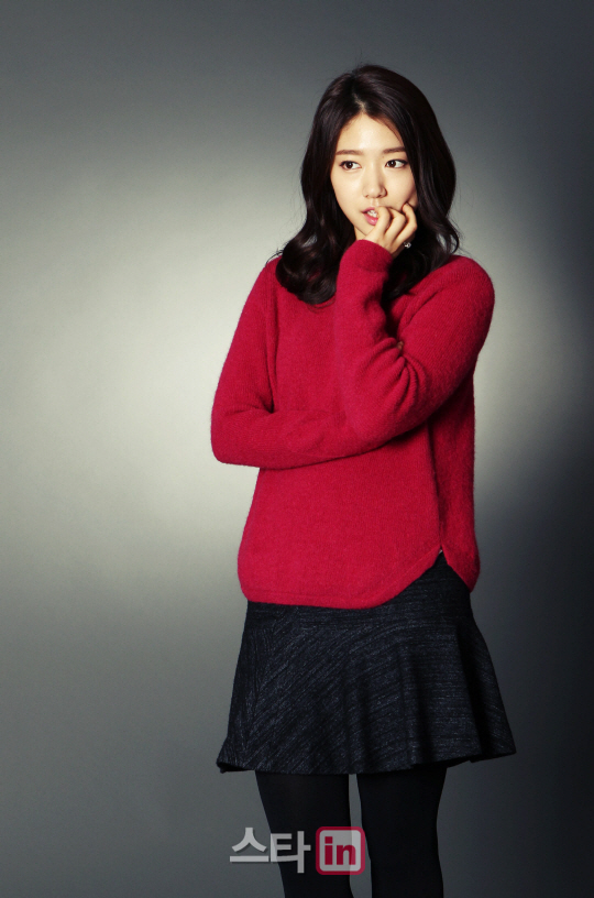 포즈 취하는 박신혜                                                                                                                                                                                