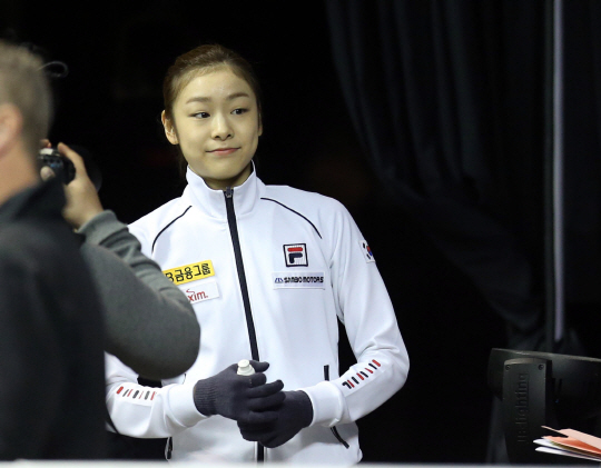  웃으며 경기장 들어서는 김연아                                                                                                                                                                    