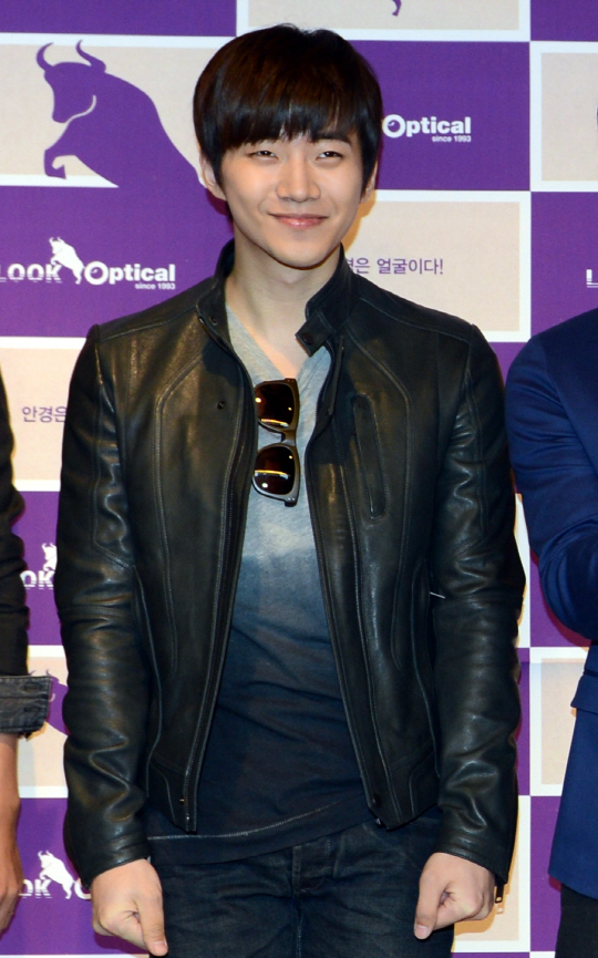  수줍은 미소짓는 준호                                                                                                                                                                             