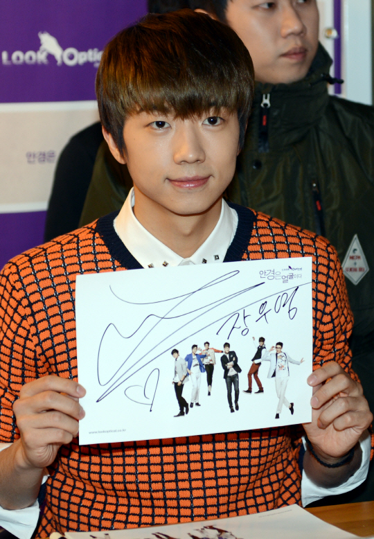  우영, ''눈망울이 초롱~초롱!"                                                                                                                                                      