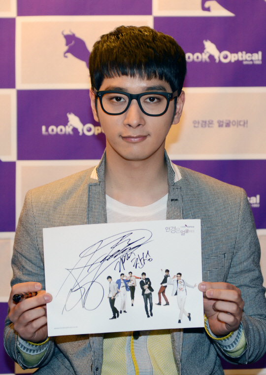  찬성, "사인도 얼굴만큼 멋져!"                                                                                                                                                          