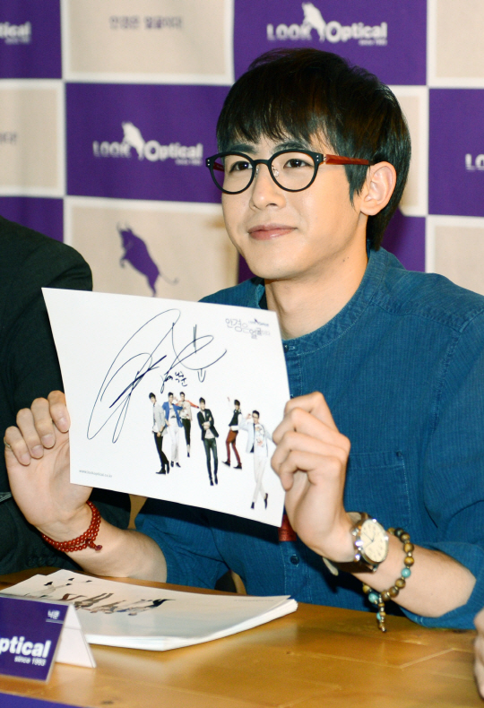  닉쿤, ''아기같은 동안 외모''                                                                                                                                                 