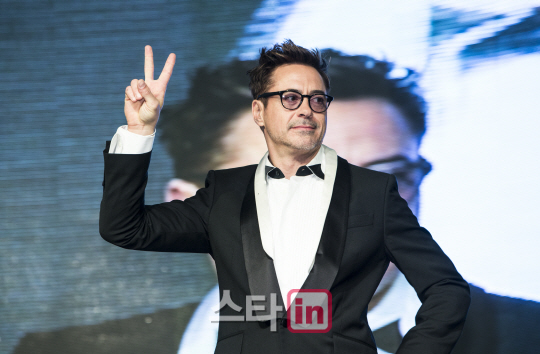 ''V'' 포즈 취하는 로버트 다우니 주니어                                                                                                                                        