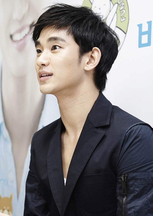 김수현 팬사인회, 귀공자의 부드러운 미소 ‘눈길’                                                                                                                                                  