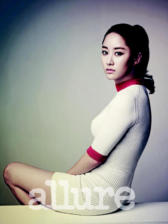 전혜빈, 밀착 원피스 입고도 굴욕 없는 몸매                                                                                                                                                         