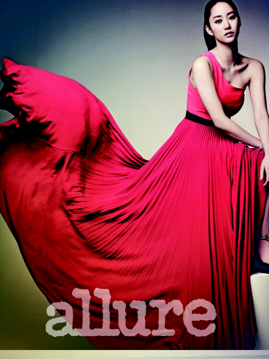 전혜빈, 붉은 드레스 자락 휘날리며 어깨선 드러내                                                                                                                                                         