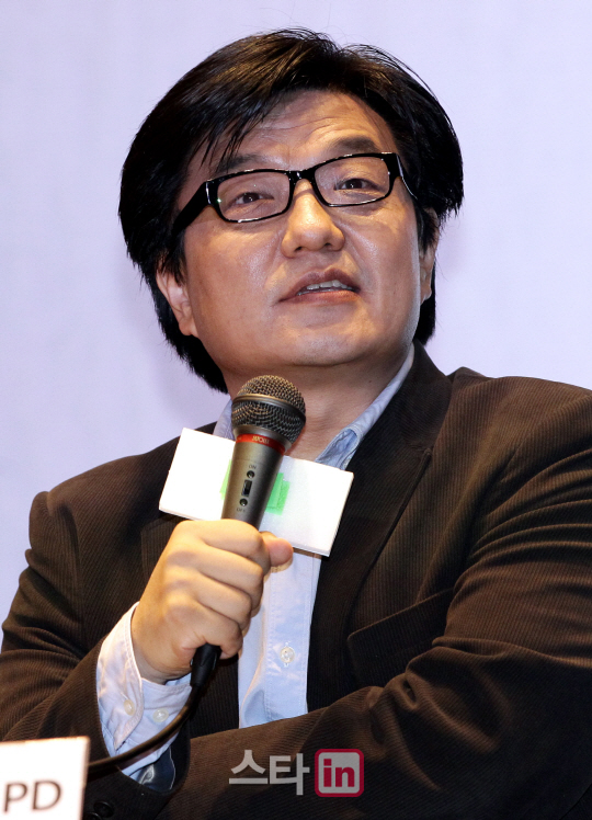 기자들의 질문에 답하는 유해진 PD                                                                                                                                                                  