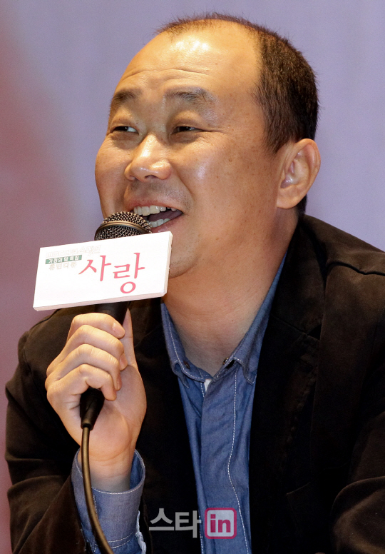 기자들의 질문에 답하는 조준묵 PD                                                                                                                                                                  