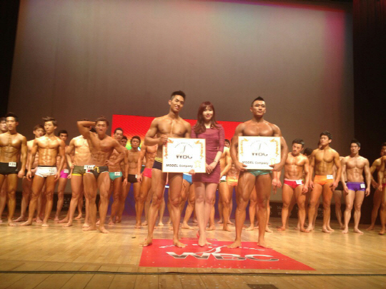  이서현, 근육질 남성들과 함께                                                                                                                                                                     