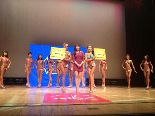  억대연봉 볼륨녀 이서현, 오늘은 시상자로..                                                                                                                                                        