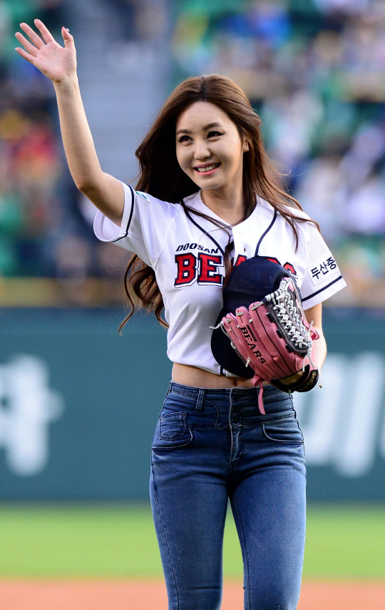  인사하는 강예빈                                                                                                                                                                                  
