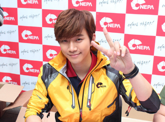 2PM 준호 ''해맑게 브이(V)''                                                                                                                                                   