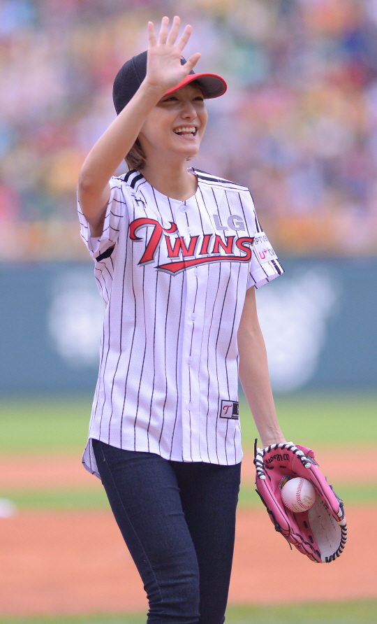  신소율, ''시구하러 왔어요!''                                                                                                                                                 