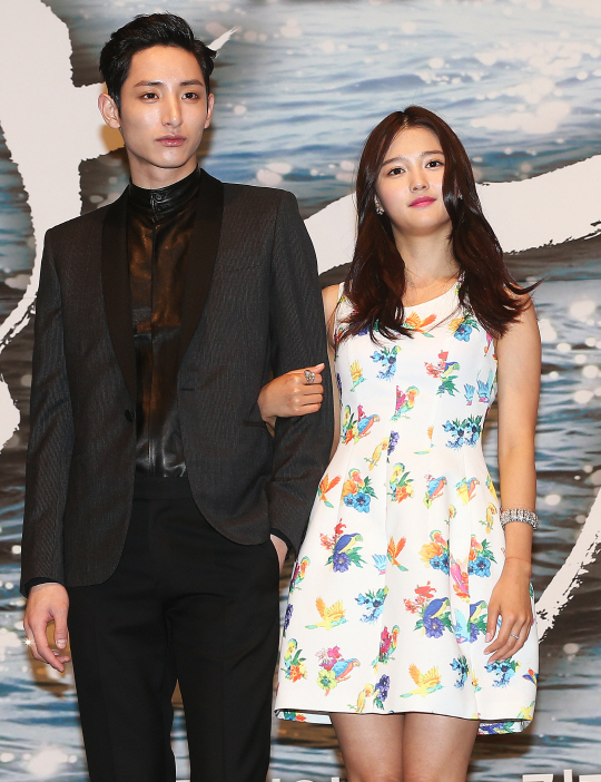  포즈 취하는 이수혁-남보라                                                                                                                                                                        