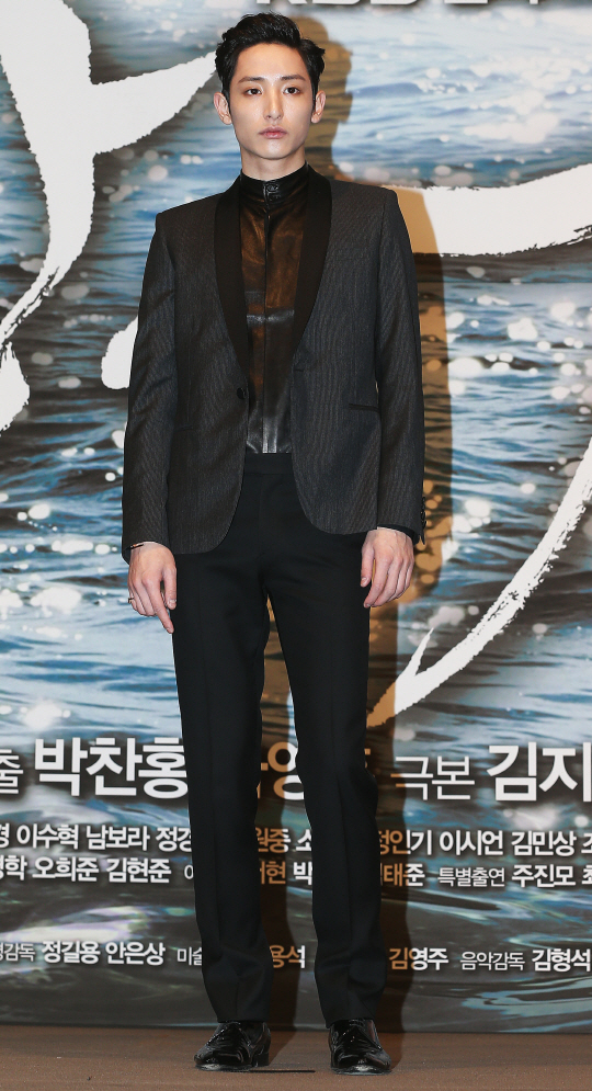  포즈 취하는 이수혁                                                                                                                                                                               