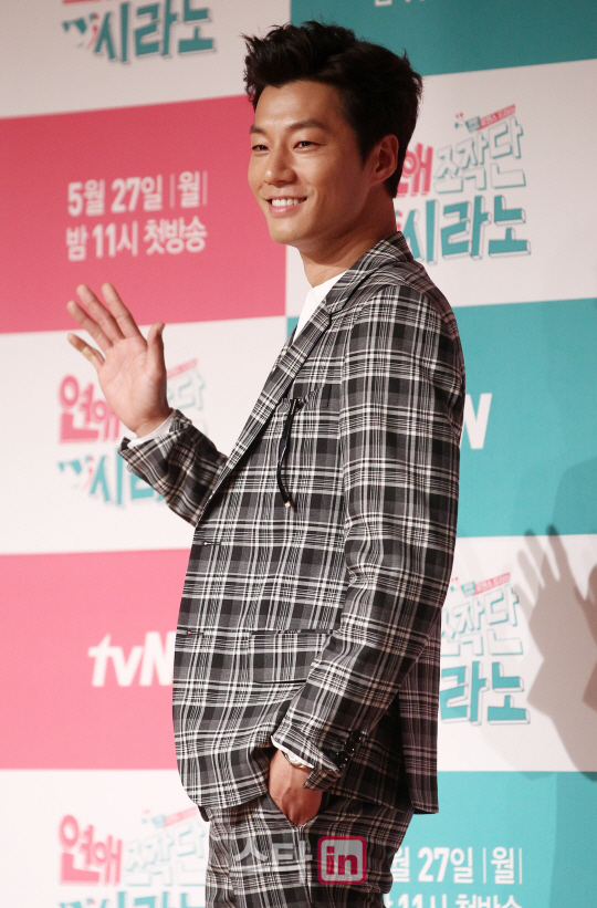 포즈 취하는 이천희                                                                                                                                                                                