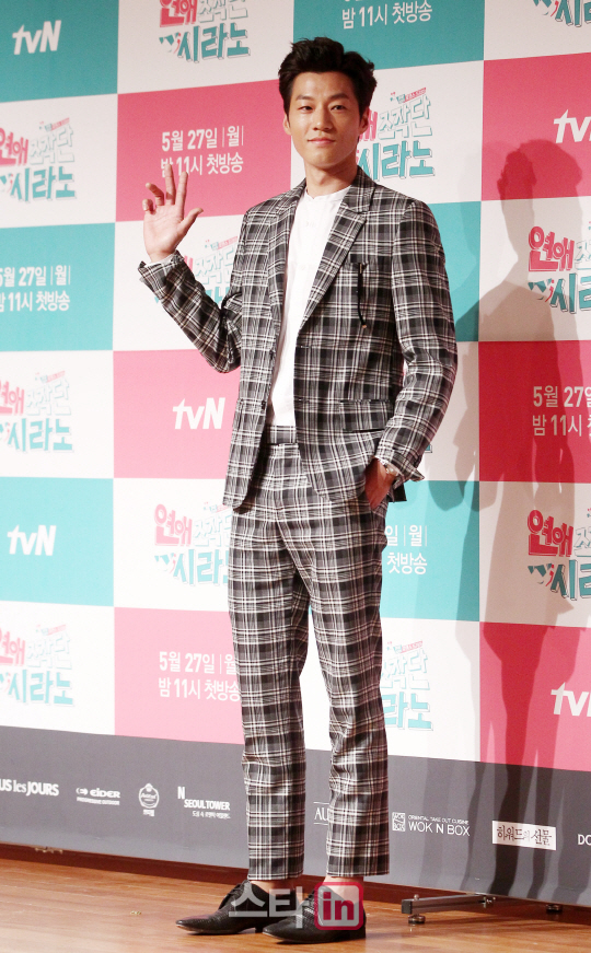 포즈 취하는 이천희                                                                                                                                                                                