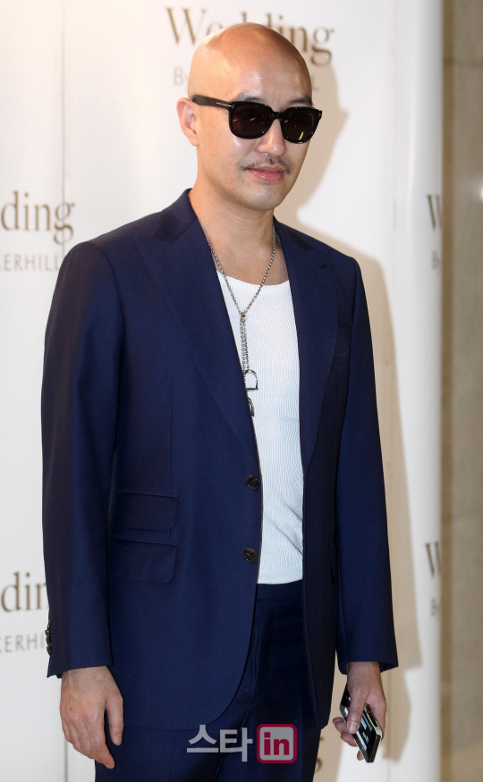 백지영-정석원 커플 결혼식 참석한 홍석천                                                                                                                                                           