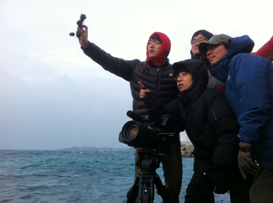 `그녀의 연기` 촬영 준비하는 감독과 스탭                                                                                                                                                           